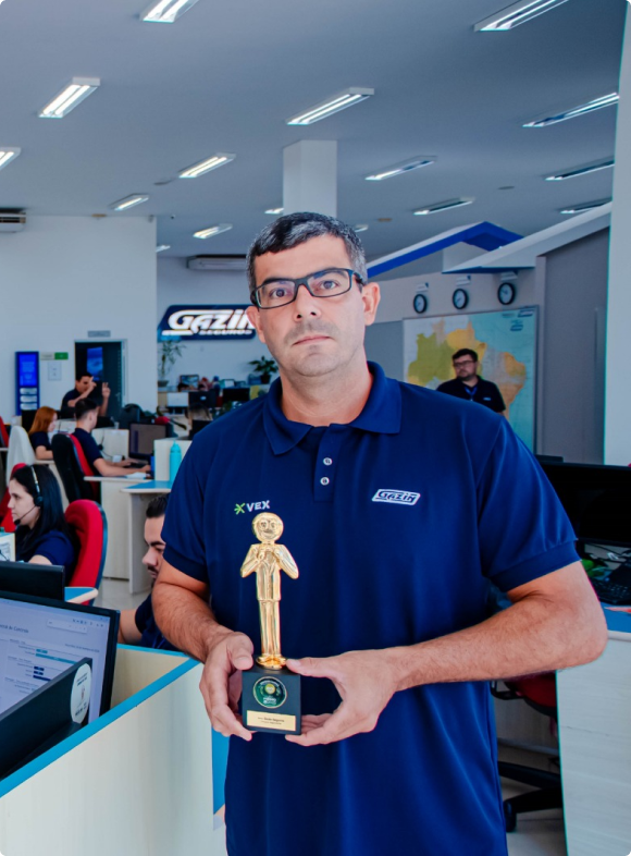 Equipe da Gazin Seguros comemorando o Prêmio Reclame AQUI